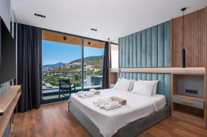 Un dormitorio con una cama grande con una ventana grande. en The Villa M, en Kas 24 fotos más