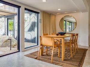 Et opholdsområde på Mostero House by ACME House Company + 29 billeder