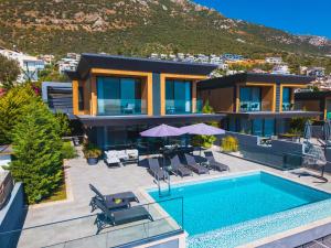 una villa con piscina y una casa en The Villa M, en Kas