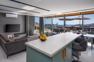 Una sala de estar con una mesa con un bol de fruta encima. en The Villa M, en Kas