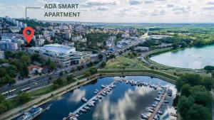 贝尔格莱德Ada Smart Apartment的享有城市空中和码头的景色