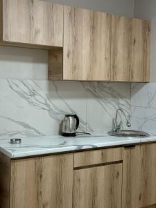 eine Küchentheke mit einem Teekessel darauf in der Unterkunft Фучика 50 in Zhezdi