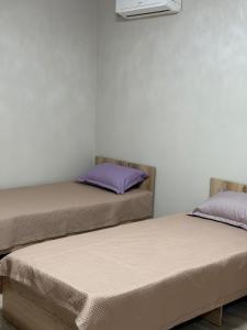 zwei Betten nebeneinander in einem Zimmer in der Unterkunft Фучика 50 in Zhezdi + 3 Fotos