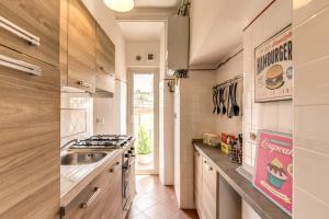 cocina con fregadero y encimera en AwesHomeItaly - Spagna Glamour Life Penthouse, en Roma