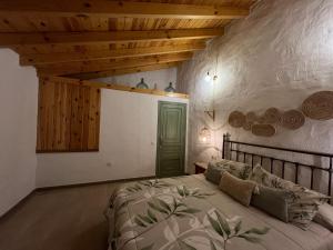 Ένα ή περισσότερα κρεβάτια σε δωμάτιο στο Casa -Cueva Paraje De Los Majuelos