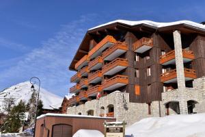 a large building with snow on the ground at Résidence Phoenix - Appartement tout confort · Proche cœur de station · Vue pistes MAE-3606 in Mâcot La Plagne
