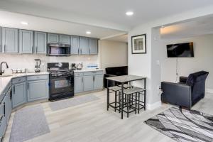 una cucina con armadi blu e piano di lavoro di Jersey City Vacation Rental about 8 Mi to NYC! a Jersey City