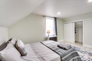 una camera da letto bianca con un letto e una finestra di Jersey City Vacation Rental about 8 Mi to NYC! a Jersey City