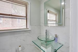 bagno con lavabo in vetro e specchio di Jersey City Vacation Rental about 8 Mi to NYC! a Jersey City Altre 16 foto