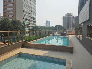 a swimming pool on the roof of a building at Today Perdizes - Novo e sofisticado, em frente ao Allianz Parque in Sao Paulo