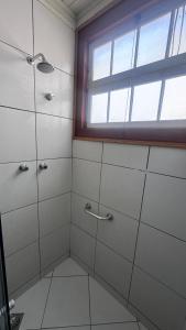 bagno con doccia e finestra di Pousada Casa de Vó a Diamantina Altre 22 foto