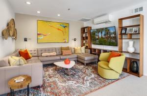 ein Wohnzimmer mit Sofa und Tisch in der Unterkunft Chic Downtown Bungalow in Palm Springs