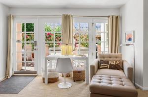 ein Wohnzimmer mit Sofa und Tisch in der Unterkunft Chic Downtown Bungalow in Palm Springs