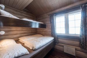 una camera con letto a castello in una baita di tronchi di Tveitehaug cabin, 3-4 bedroom cabin close to ski center ad Ål Altre 6 foto