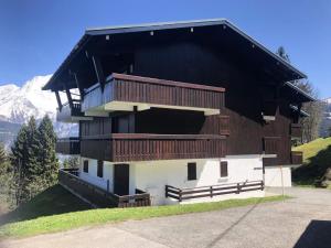 un bâtiment avec un balcon donnant sur les montagnes en arrière-plan dans l'établissement Résidence Les Planes - Planes 2 MAE-5206, à Saint-Gervais-les-Bains