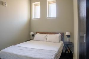 Ένα ή περισσότερα κρεβάτια σε δωμάτιο στο Downtown Modern 2BR Loft
