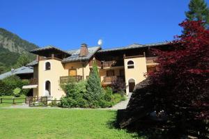 ein großes Haus mit einem Garten davor in der Unterkunft Résidence Beauregard - Beauregard 6 MAE-6421 in Les Houches