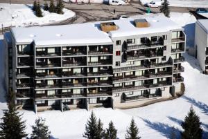an aerial view of a building in the snow at Résidence Les Pleiades - Appartement spacieux et lumineux · Centre station · Balcon · Parking couvert MAE-7354 in Flaine +14 photos
