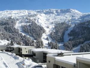 a view of a snow covered mountain with a ski slope at Résidence Sagittaire - Appartement rénové avec balcon · Centre station MAE-7398 in Flaine