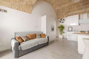 a living room with a couch and a kitchen at Piccolo Panda in Gioia del Colle