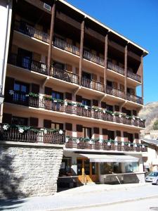 un gran edificio con balcones y plantas. en Résidence Les Etoiles Des Neiges - 4 pièces 6 personnes exposé Ouest MAE-7854, en Valloire 9 fotos más