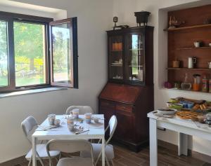 a dining room with a table and a table and chairs at B&B Nonna Iolanda in Camigliatello Silano