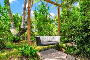 d'un hamac suspendu à une pergola dans un jardin. dans l'établissement Spring Lake King Balcony Suite, à Orlando 11 autres photos