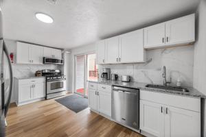 Η κουζίνα ή μικρή κουζίνα στο Bloomfield Pittsburgh F Stylish Cozy Private Bedroom, Shared Bathroom, with Free Parking +16 φωτογραφίες