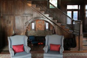2 sedie in soggiorno con scala di Waterfront Retreat Center a New Rochelle