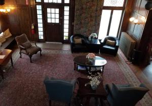 un soggiorno con sedie e un tavolo di Waterfront Retreat Center a New Rochelle