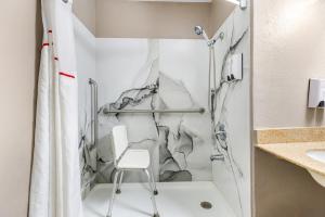Phòng tắm tại Red Roof Inn Huntsville, AL +27 ảnh
