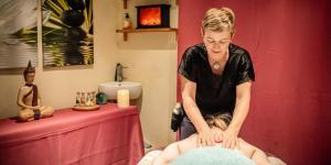 Una donna sta facendo un massaggio a una donna. di Résidence Les Nouveaux Alpages - Appartement très confortable avec accès SPA inclus MAE-8224 a Champagny-en-Vanoise