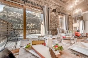 a dining room with a table and a large window at Résidence Eagle Lodge - En chalet 6 Pièces duplex 4 - 124m2 MAE-3964 in Tignes