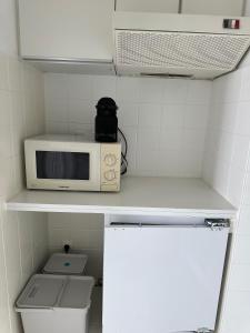 una piccola cucina con forno a microonde e servizi igienici di Studio Knokke-Heist a Knokke-Heist