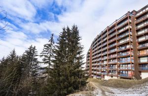 un edificio su una collina con alberi di fronte di Résidence Nova 1 - Appartement 2 pièces 6 personnes proche des pistes MAE-5604 a Arc 1800
