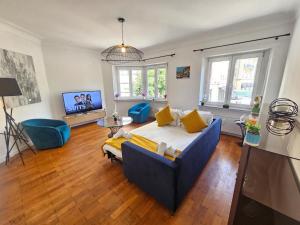 Μια τηλεόραση ή/και κέντρο ψυχαγωγίας στο Ideal city stay 1BR near train station-GAR15