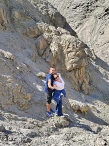 a man and a woman hugging on a mountain at La Casa Bella De Lunahuana in Lunahuaná +16 photos