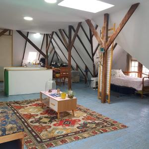 Una sala de estar con una mesa y una alfombra. en Habiteca Acentto B&B, en Viña del Mar