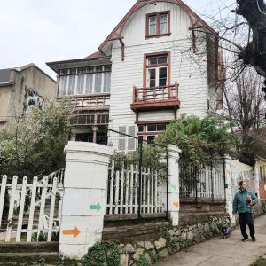 un hombre caminando delante de una casa blanca en Habiteca Acentto B&B, en Viña del Mar