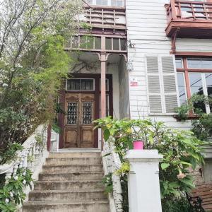 una casa antigua con una puerta de madera y escaleras en Habiteca Acentto B&B, en Viña del Mar 11 fotos más