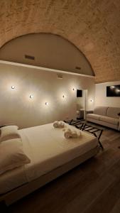 una camera da letto con un letto grande e un divano di Il porto è di casa a Trani Altre 97 foto