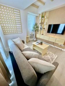 Televisyen dan/atau pusat hiburan di NAMI Suite Japandi-Inspired 1BR at Azure North