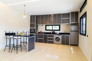 Afbeelding uit fotogalerij van Villa Privée de Luxe avec Piscine et Vue sur l Atlas Marrakech in Aghmat