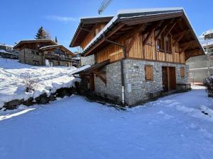 a log cabin in the snow with snow at Chalet De Julie - Bel appartement traditionnel 4 pièces sur 2 niveau pour 6 personnes MAE-3734 in Saint-Martin-de-Belleville
