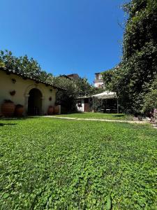 a yard with green grass and a house at La Corte dell'Annunziata - Casa in centro con giardino in Sulmona
