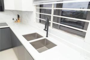 Η κουζίνα ή μικρή κουζίνα στο Efie PA Apartments +7 φωτογραφίες