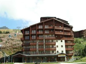 un grande edificio con balconi sul lato di Résidence Valmont - Appartement avec 2 chambres et vue sur la montagne MAE-4154 a Les Menuires Altre 7 foto
