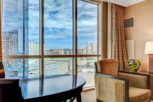 Χώρος καθιστικού στο MGM 1-BR Condo by 03821