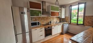 Η κουζίνα ή μικρή κουζίνα στο Grand appartement à Barr