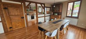 Η κουζίνα ή μικρή κουζίνα στο Grand appartement à Barr
